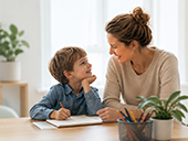 Un parent accompagnant son enfant dans ses apprentissages